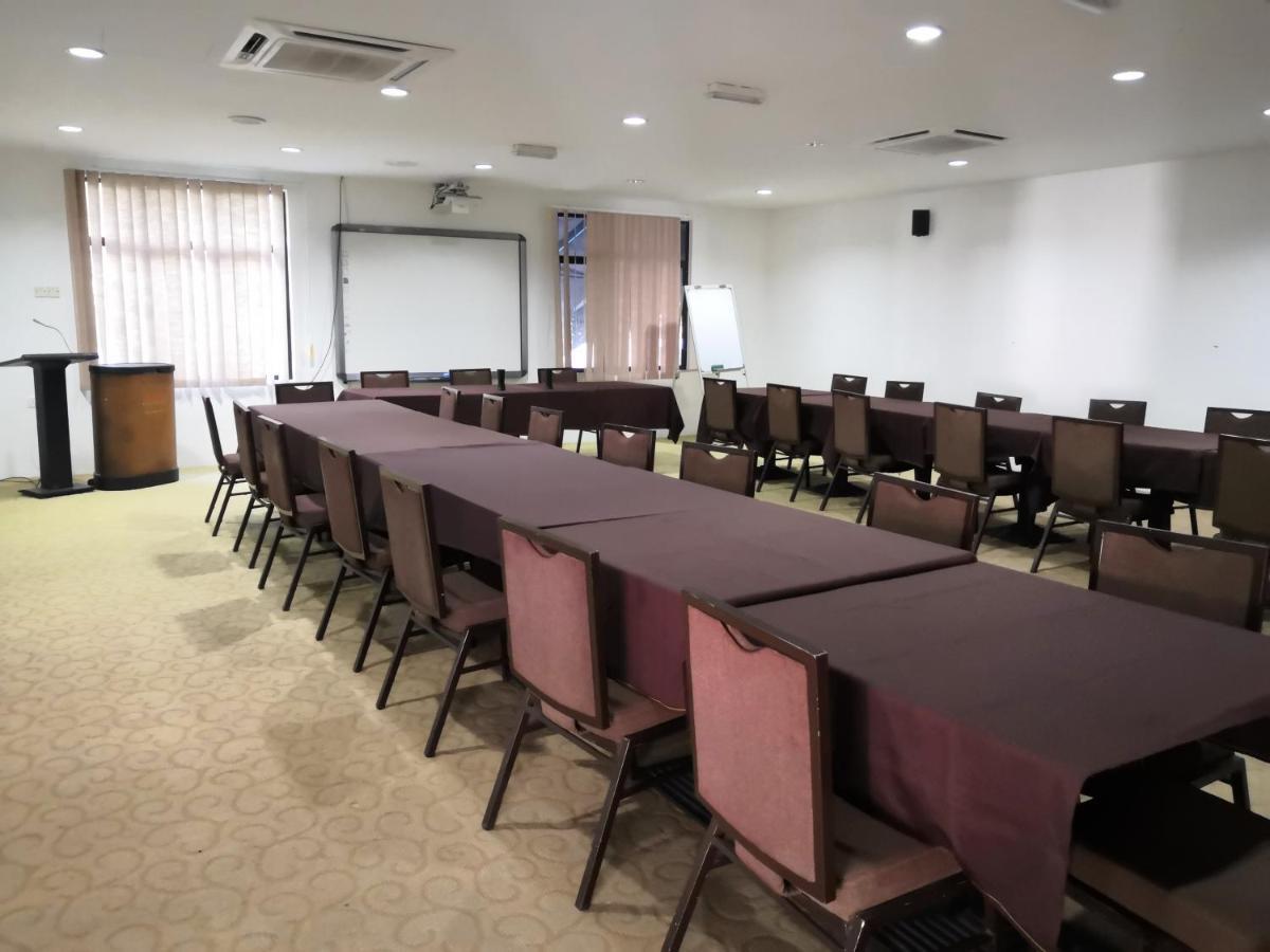 Alia Residence Business Resort Padang Mat Sirat Exterior photo