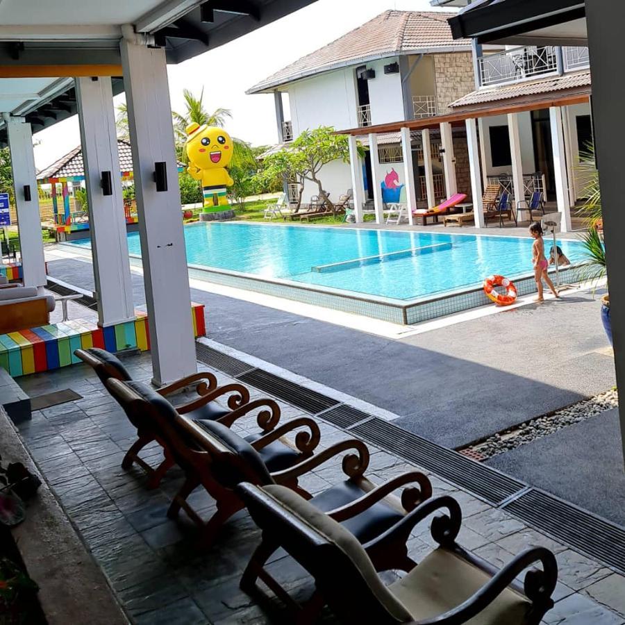 Alia Residence Business Resort Padang Mat Sirat Exterior photo