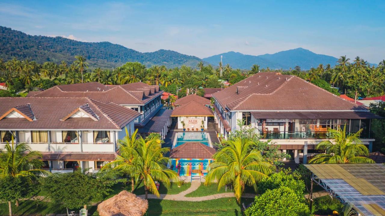 Alia Residence Business Resort Padang Mat Sirat Exterior photo