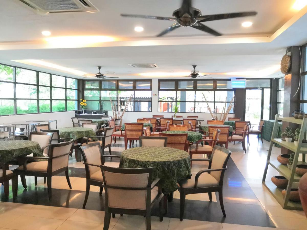 Alia Residence Business Resort Padang Mat Sirat Exterior photo