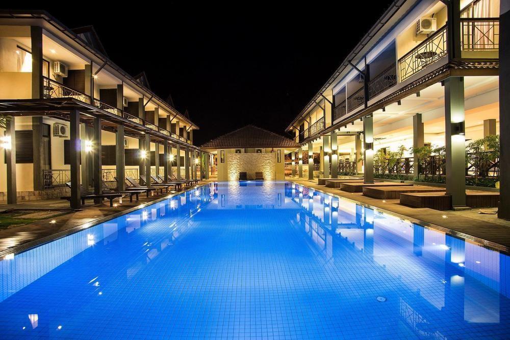 Alia Residence Business Resort Padang Mat Sirat Exterior photo