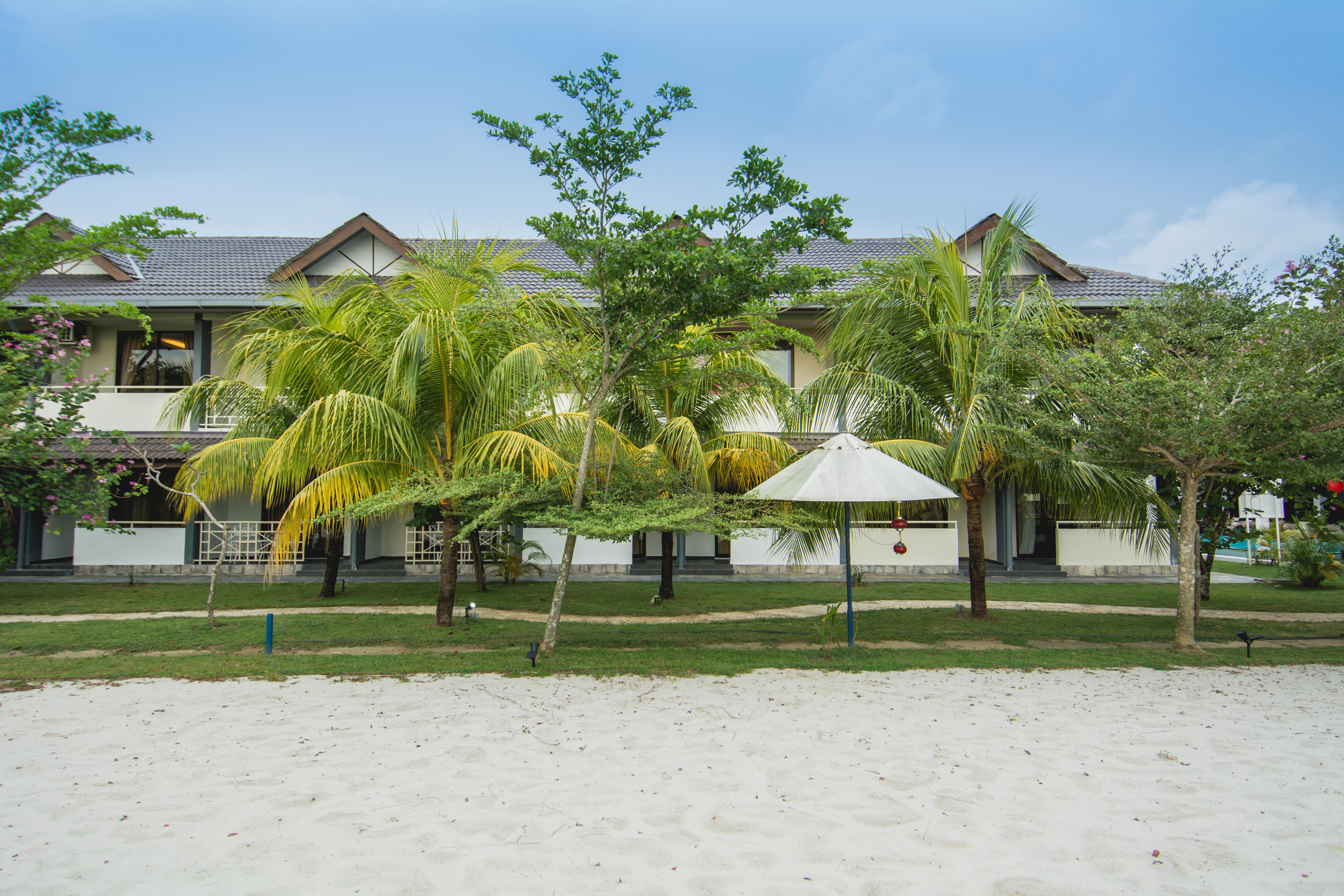 Alia Residence Business Resort Padang Mat Sirat Exterior photo